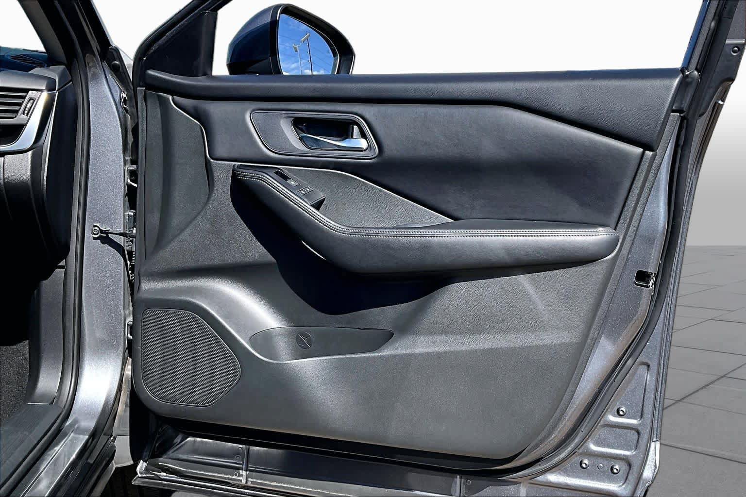 Certified 2024 Nissan Rogue SV FWD image 23