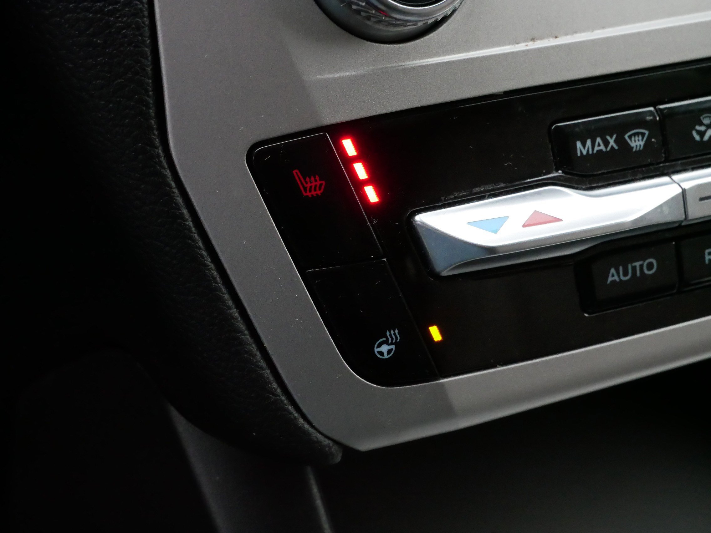 Used 2022 Ford Explorer XLT image 28