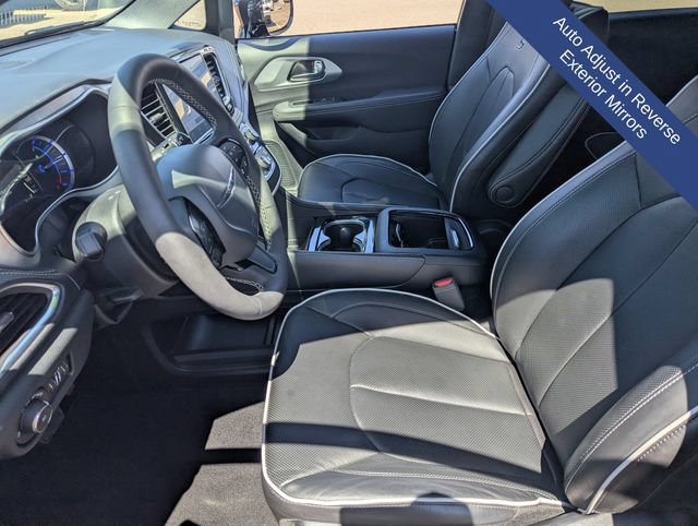 Used 2025 Chrysler Pacifica Premium FWD image 23
