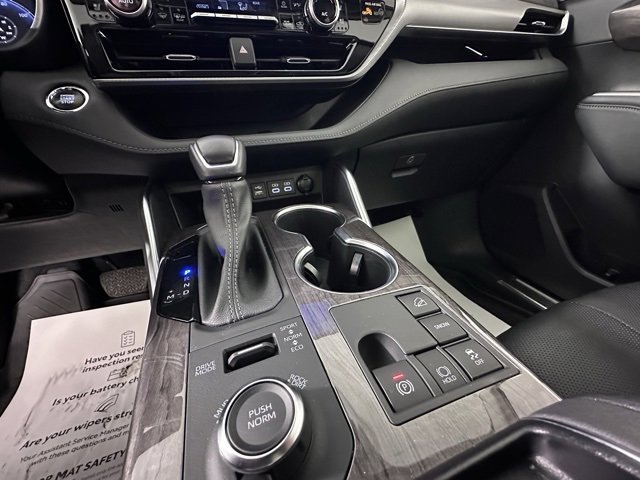 Used 2023 Toyota Highlander Platinum image 32