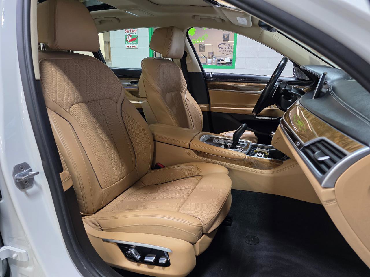 Used 2017 BMW 740i xDrive image 25