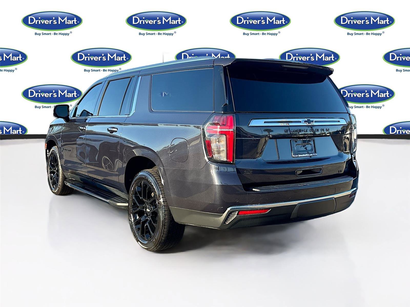 Used 2023 Chevrolet Suburban LT w/ Luxury Package image 5