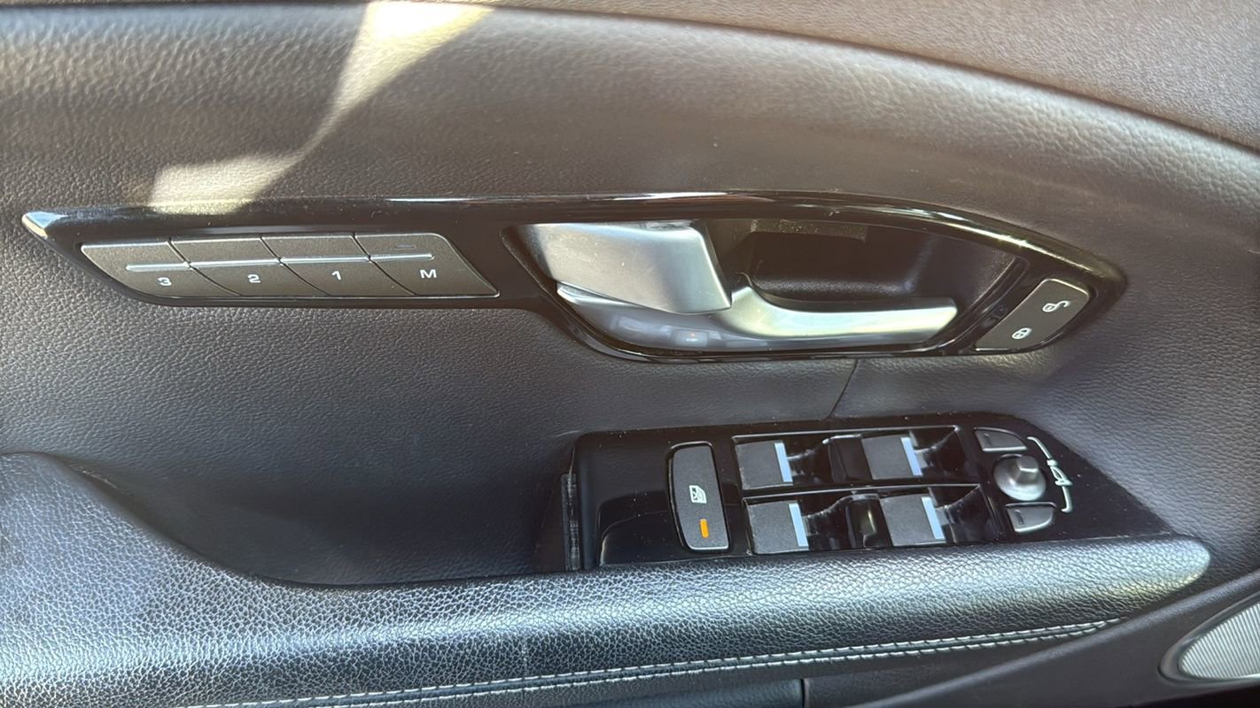 Used 2019 Land Rover Range Rover Evoque SE Premium image 28