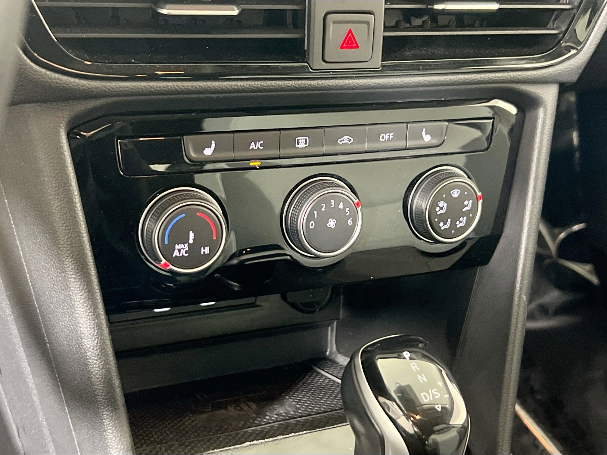 Used 2023 Volkswagen Taos SE AWD/4WD image 15