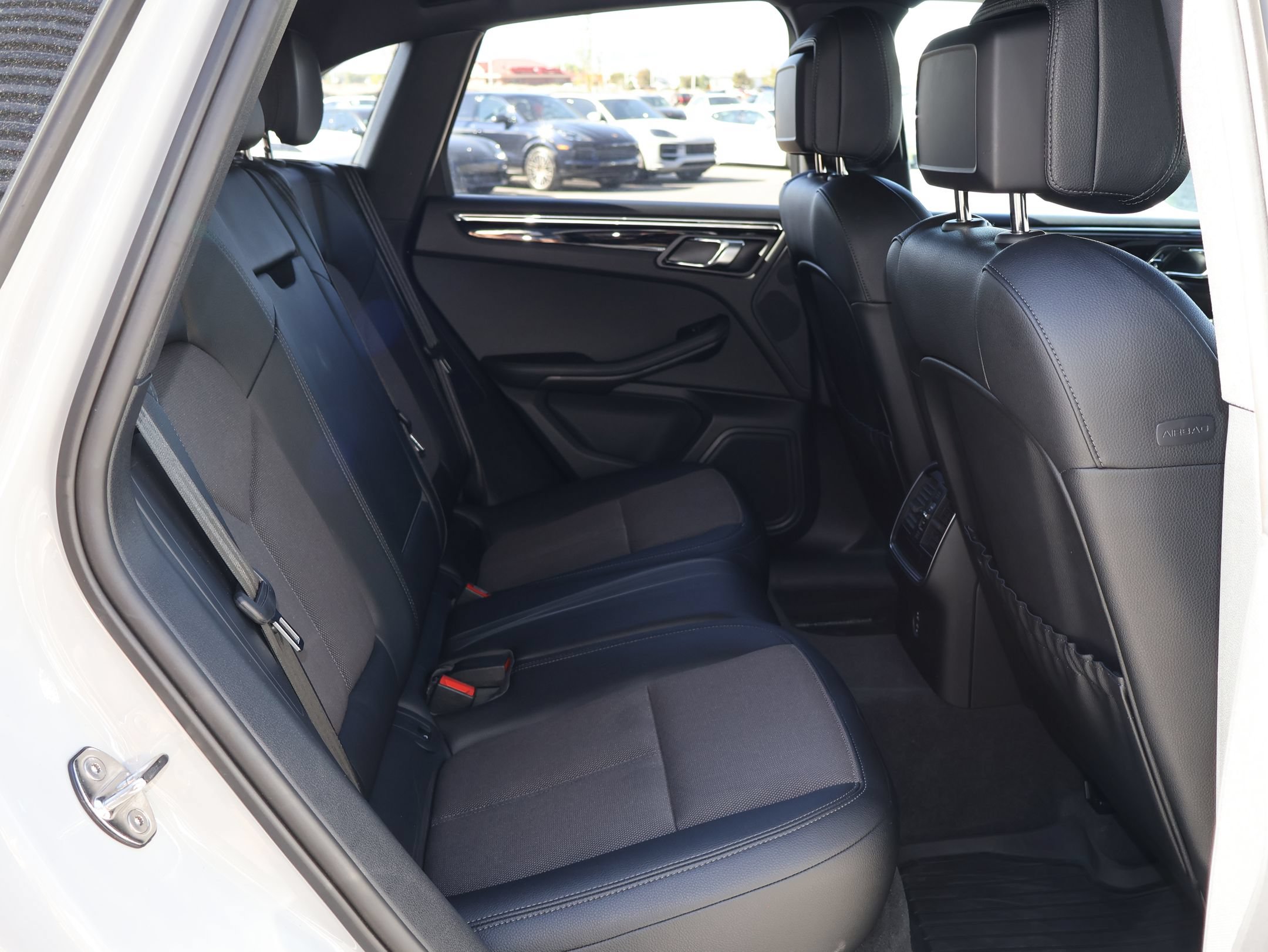 Certified 2024 Porsche Macan AWD/4WD image 31