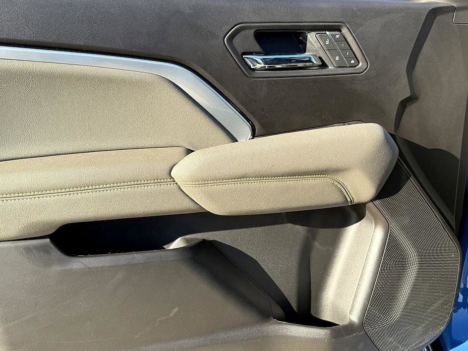 Used 2025 Chevrolet Colorado ZR2 w/ Midnight Edition image 9