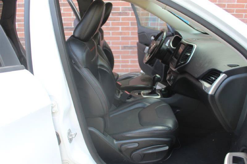 Used 2018 Jeep Cherokee Trailhawk AWD/4WD image 7