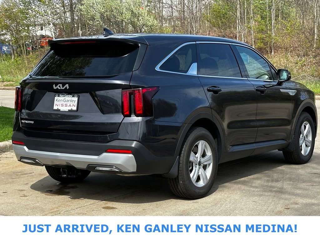 Used 2025 Kia Sorento LX FWD image 3