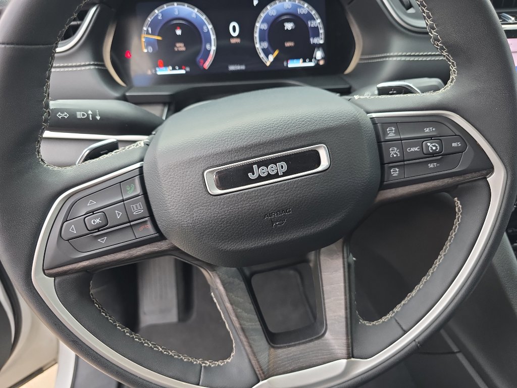 Used 2023 Jeep Grand Cherokee Limited image 19