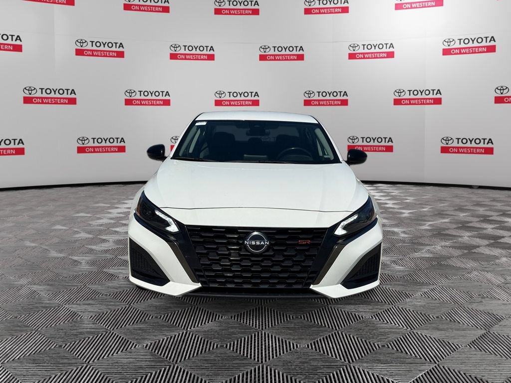 Used 2024 Nissan Altima 2.5 SR FWD image 2