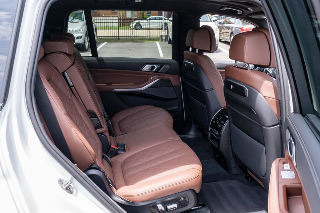 Used 2025 BMW X7 xDrive40i w/ M Sport Package AWD/4WD image 37
