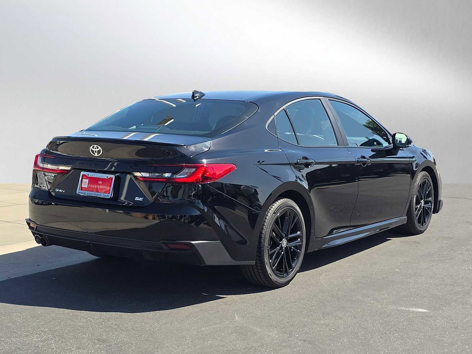 Used 2025 Toyota Camry SE FWD image 3