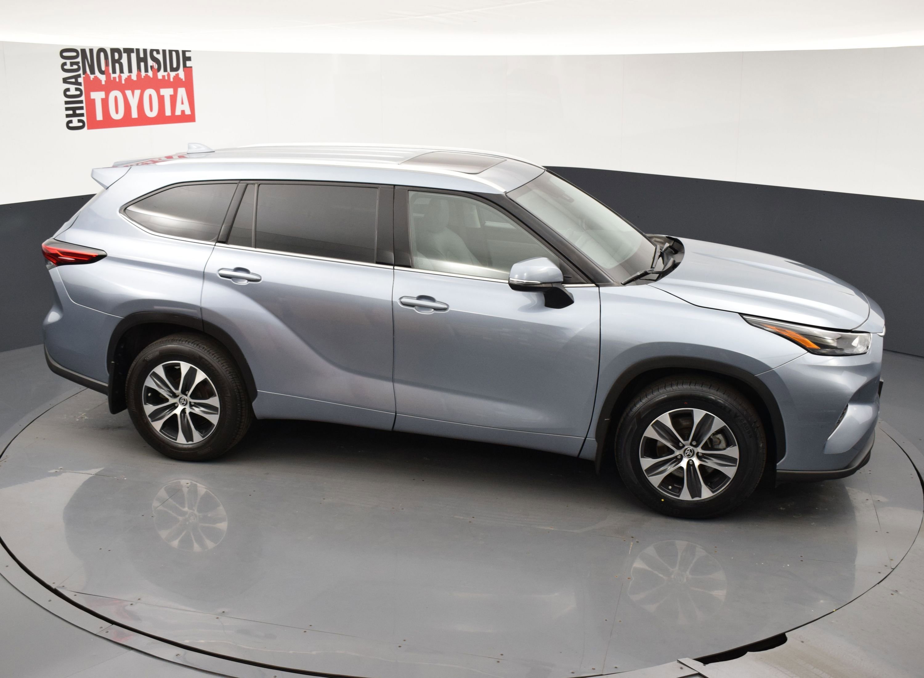Used 2022 Toyota Highlander XLE AWD/4WD image 25