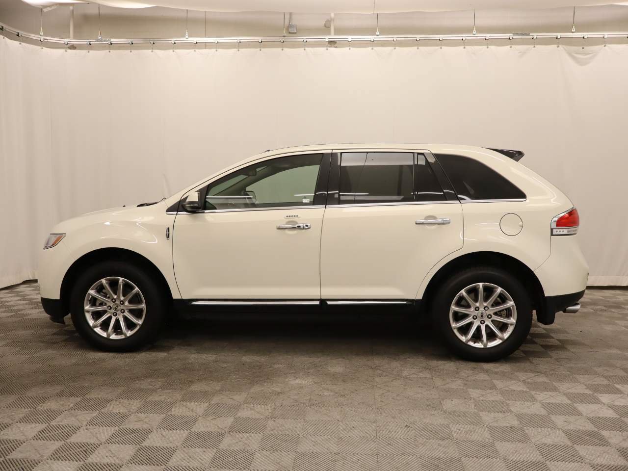 Used 2013 Lincoln MKX AWD image 2