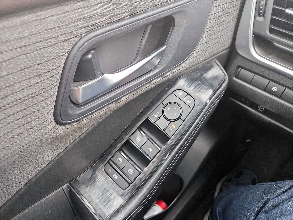 Used 2023 Nissan Rogue SV image 25