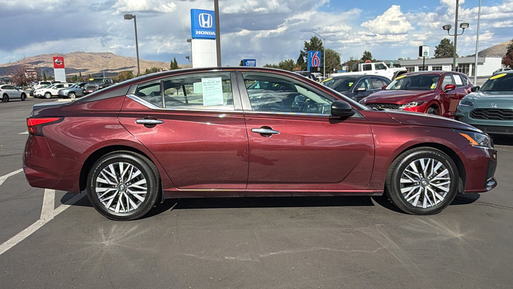 Used 2025 Nissan Altima 2.5 SV FWD image 2