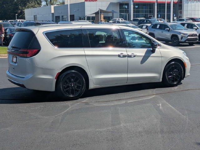 Used 2024 Chrysler Pacifica Touring-L FWD image 4