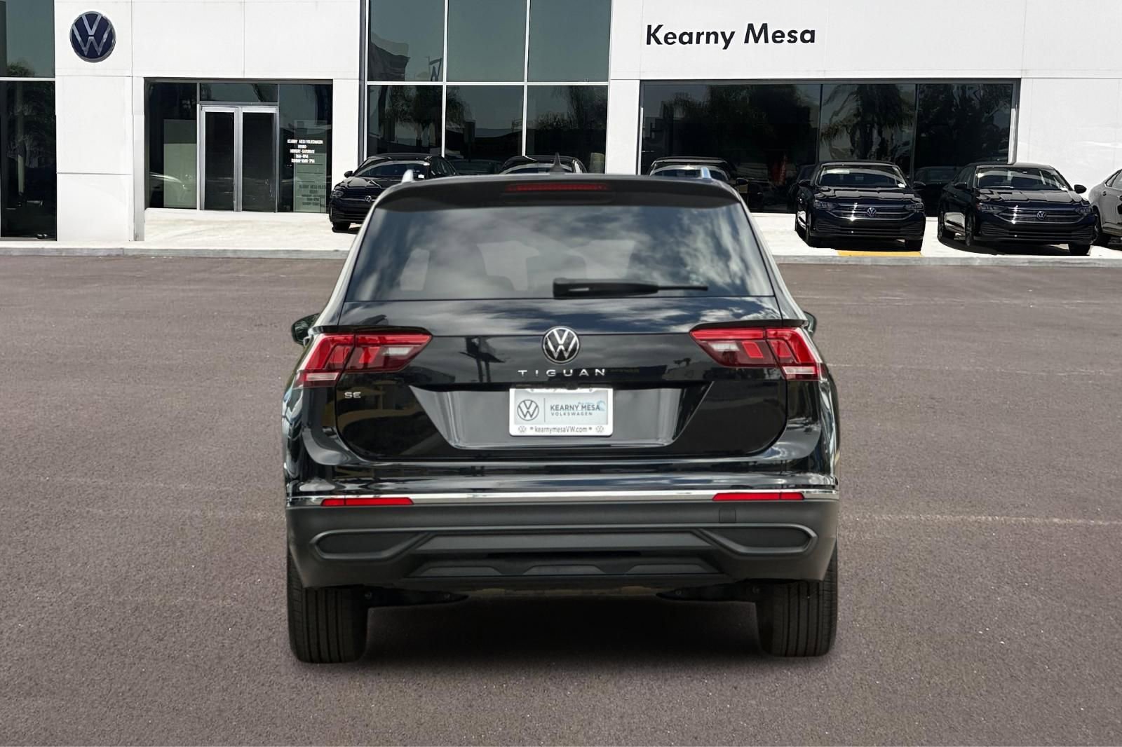 Used 2023 Volkswagen Tiguan SE w/ Panoramic Sunroof Package FWD image 5