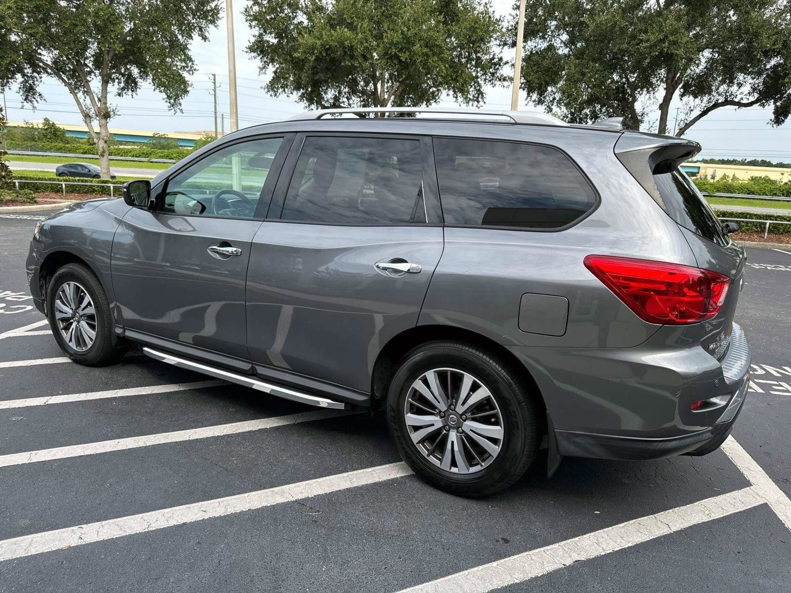 Used 2020 Nissan Pathfinder SV image 30