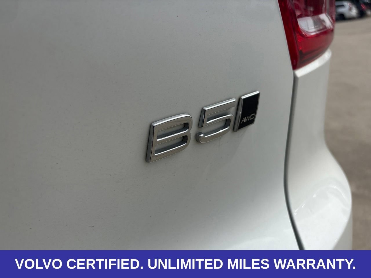 Certified 2025 Volvo XC40 B5 Plus AWD/4WD image 11