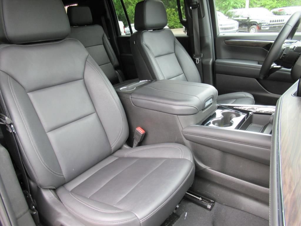 Used 2025 Chevrolet Suburban Z71 AWD/4WD image 9