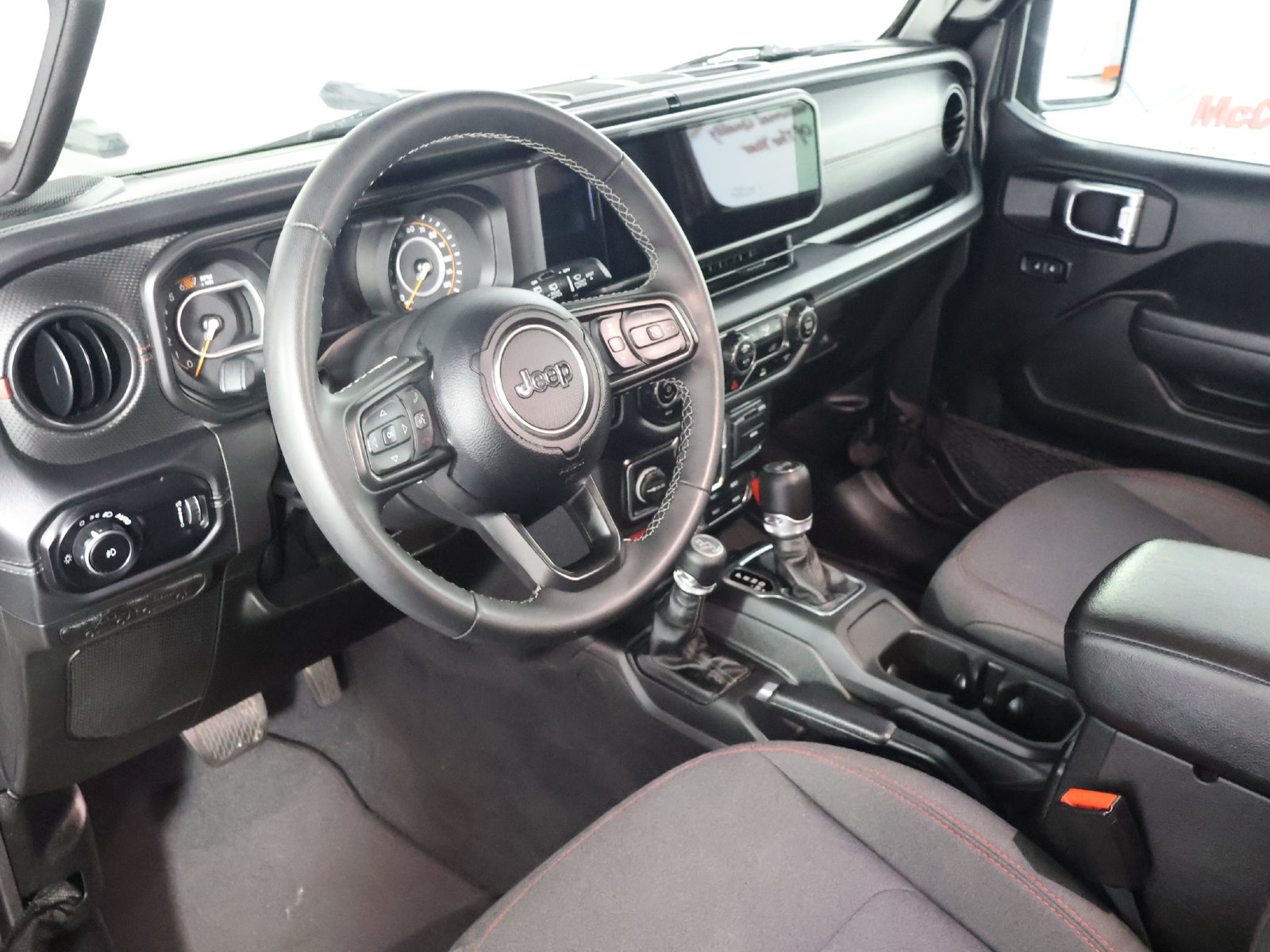 Used 2025 Jeep Wrangler Unlimited Rubicon AWD/4WD image 17
