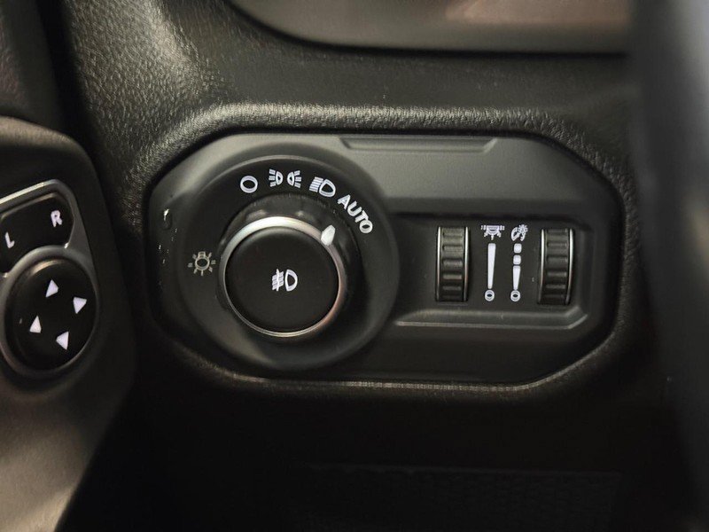 Used 2018 Jeep Wrangler Unlimited Sahara w/ Cold Weather Group AWD/4WD image 28