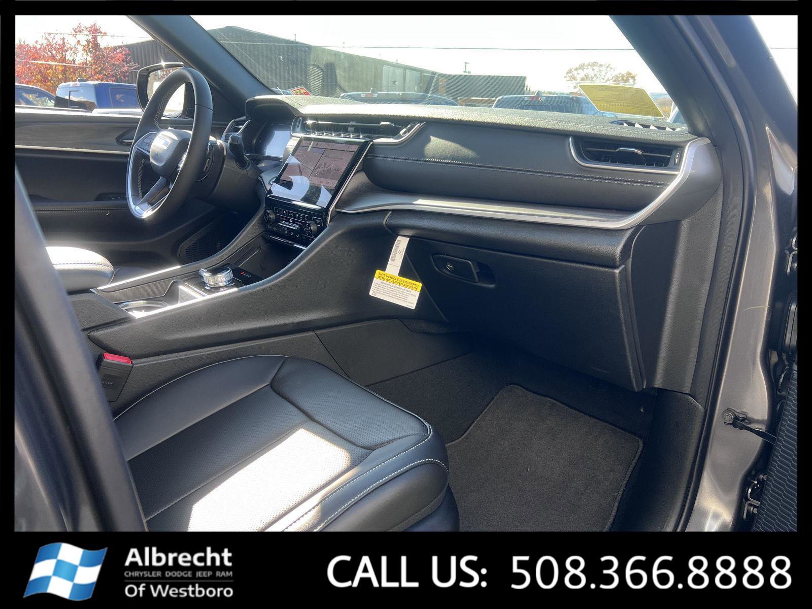 New 2025 Jeep Grand Cherokee Limited w/ Luxury Tech Group II image 16