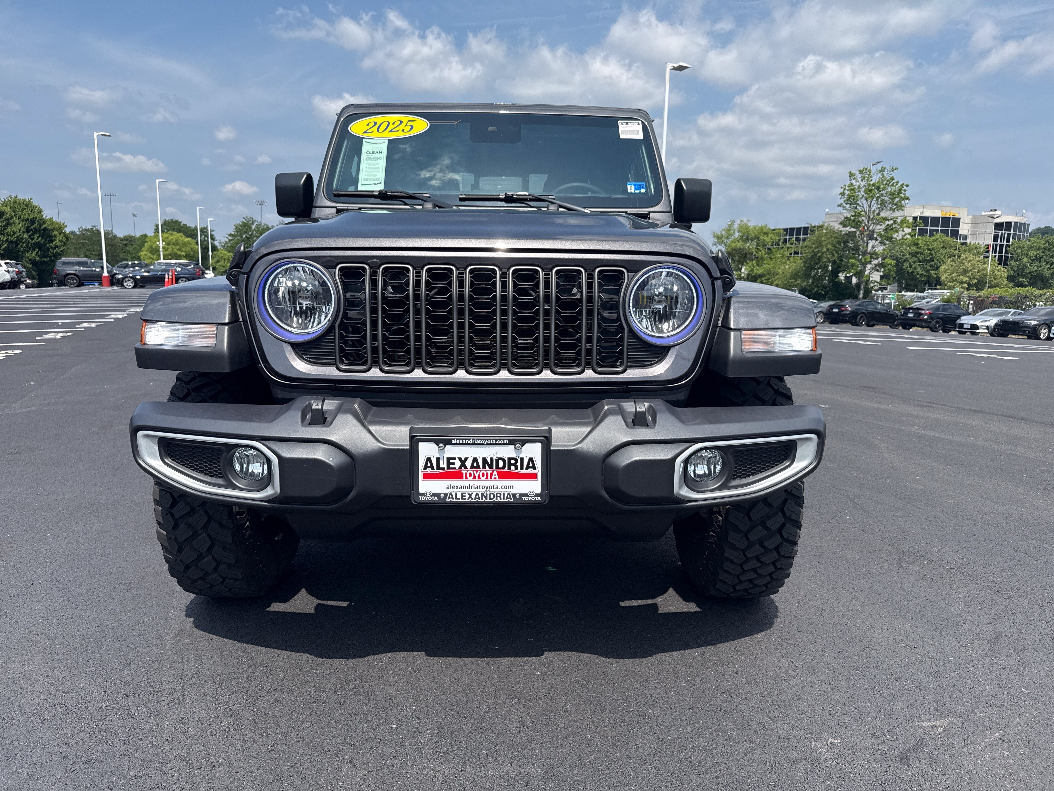 Used 2025 Jeep Gladiator Sport AWD/4WD image 3