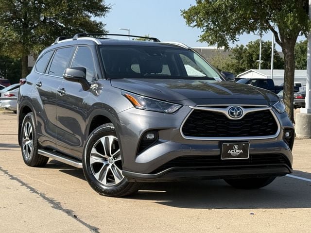Used 2023 Toyota Highlander XLE FWD image 2