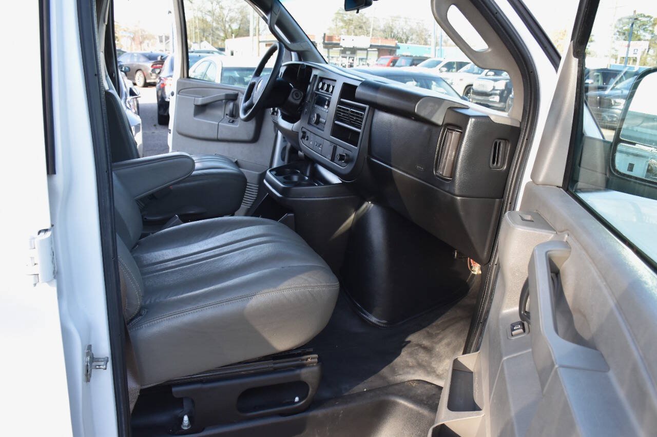 Used 2018 Chevrolet Express 2500 Extended RWD image 12