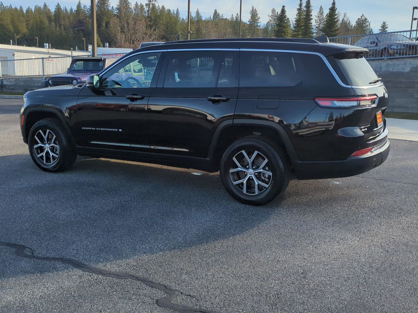 Used 2024 Jeep Grand Cherokee L Limited w/ Luxury Tech Group II image 4