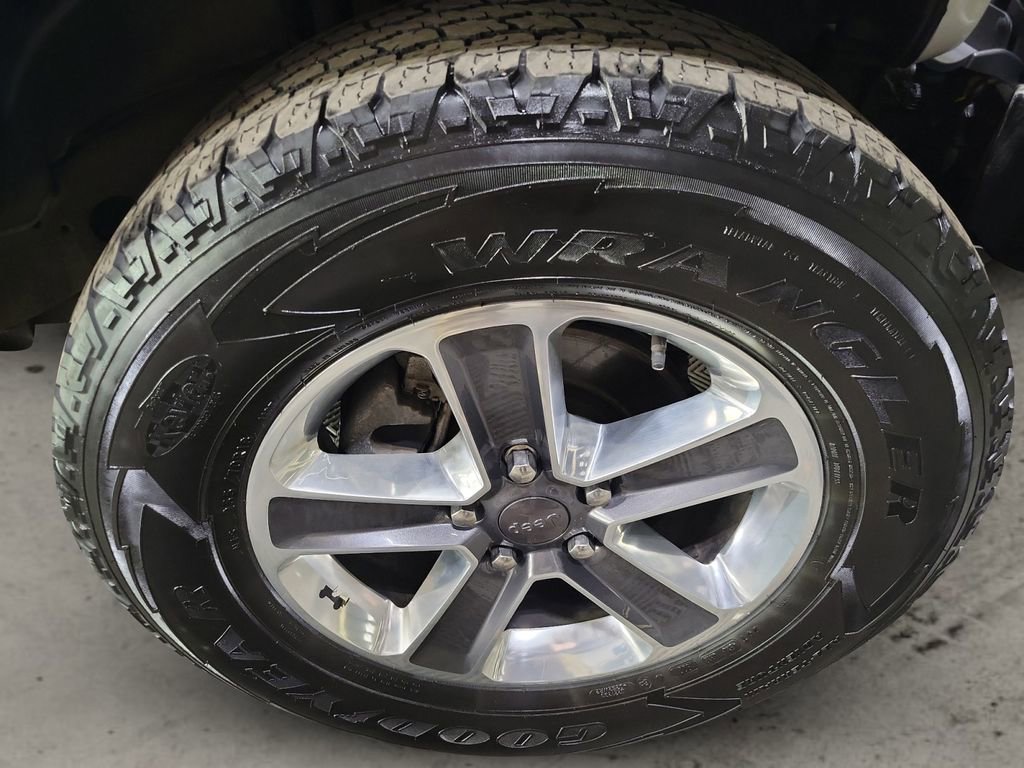 Used 2018 Jeep Wrangler Unlimited Sahara AWD/4WD image 11