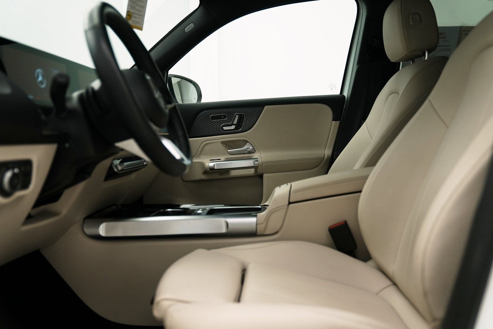 Used 2025 Mercedes-Benz GLB 250 4MATIC image 22