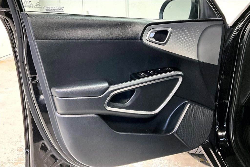 Used 2025 Kia Soul LX image 20