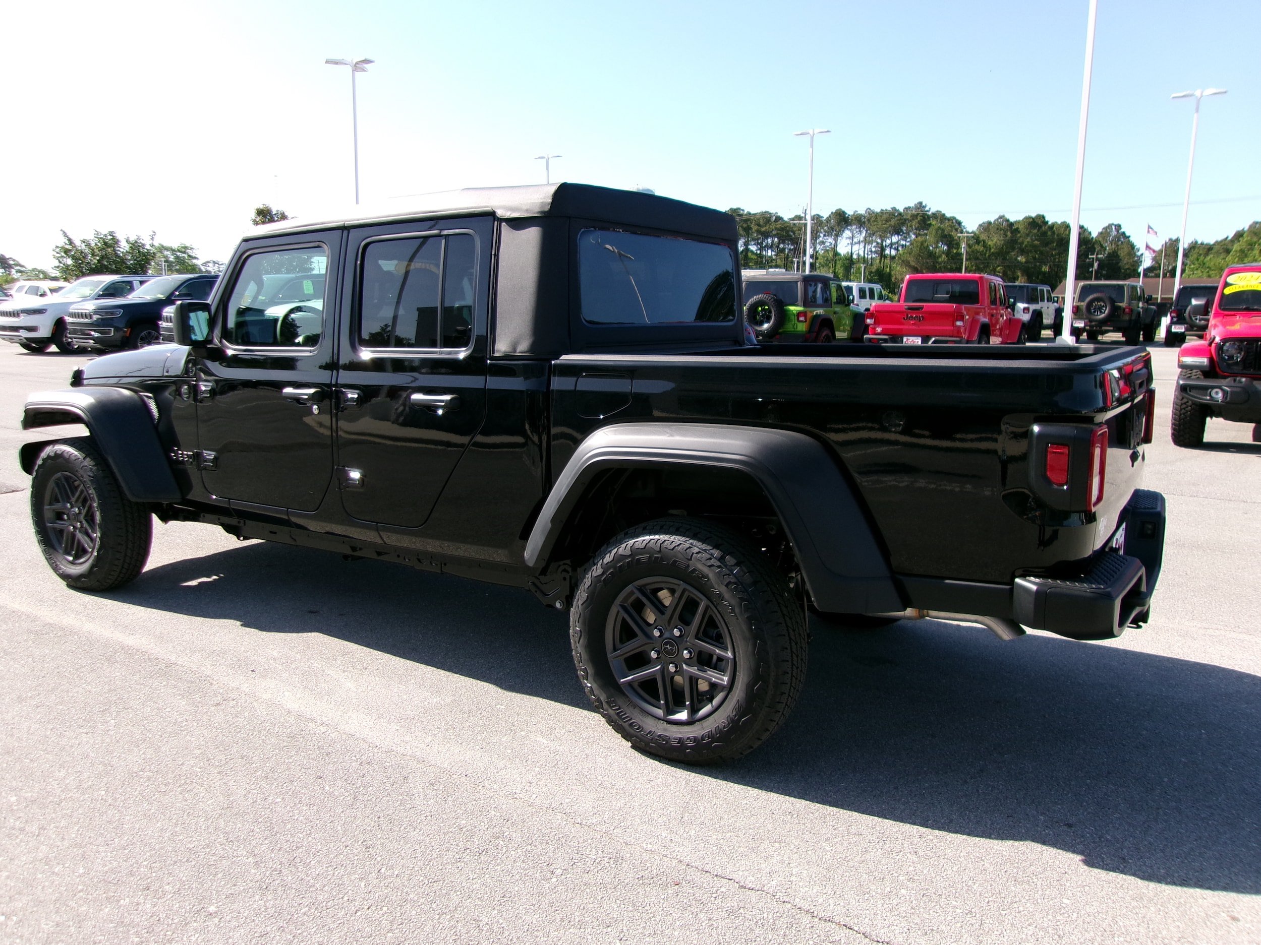 New 2025 Jeep Gladiator Sport AWD/4WD image 3