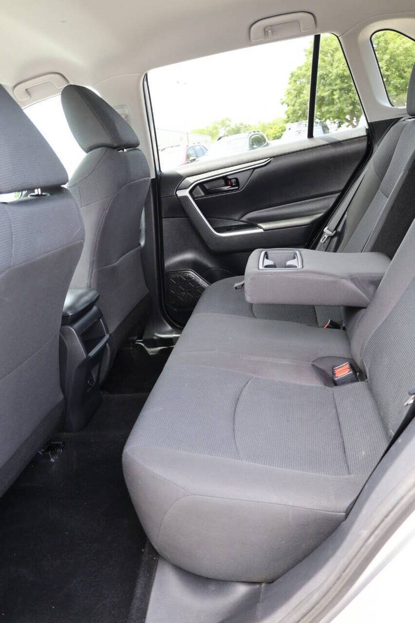 Used 2020 Toyota RAV4 LE AWD/4WD image 17