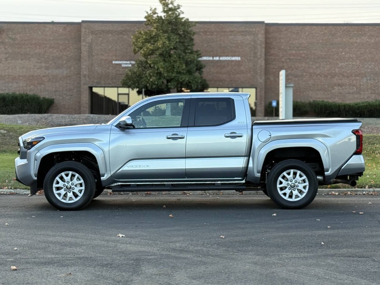 Used 2025 Toyota Tacoma SR5 AWD/4WD image 7