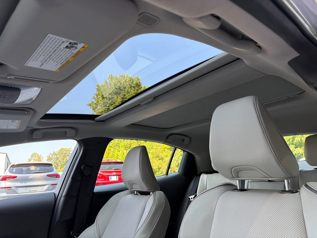 Used 2025 Toyota Prius Limited FWD image 33