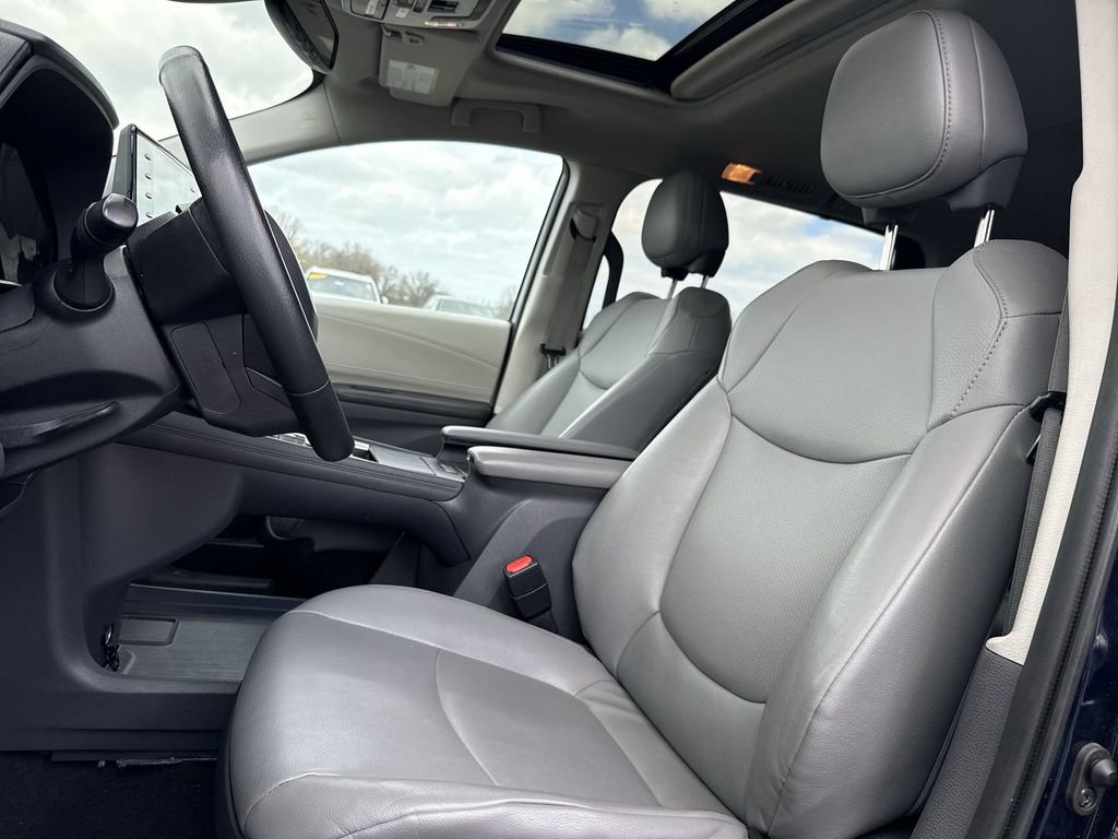 Used 2023 Toyota Sienna XLE FWD image 13