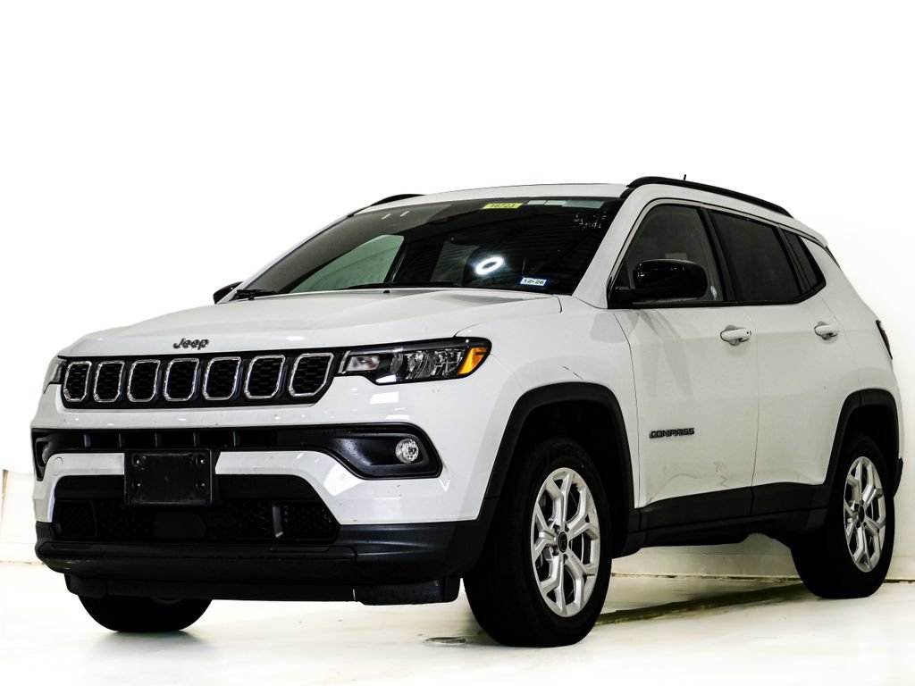 Used 2025 Jeep Compass Latitude w/ Sun & Sound Group AWD/4WD image 3