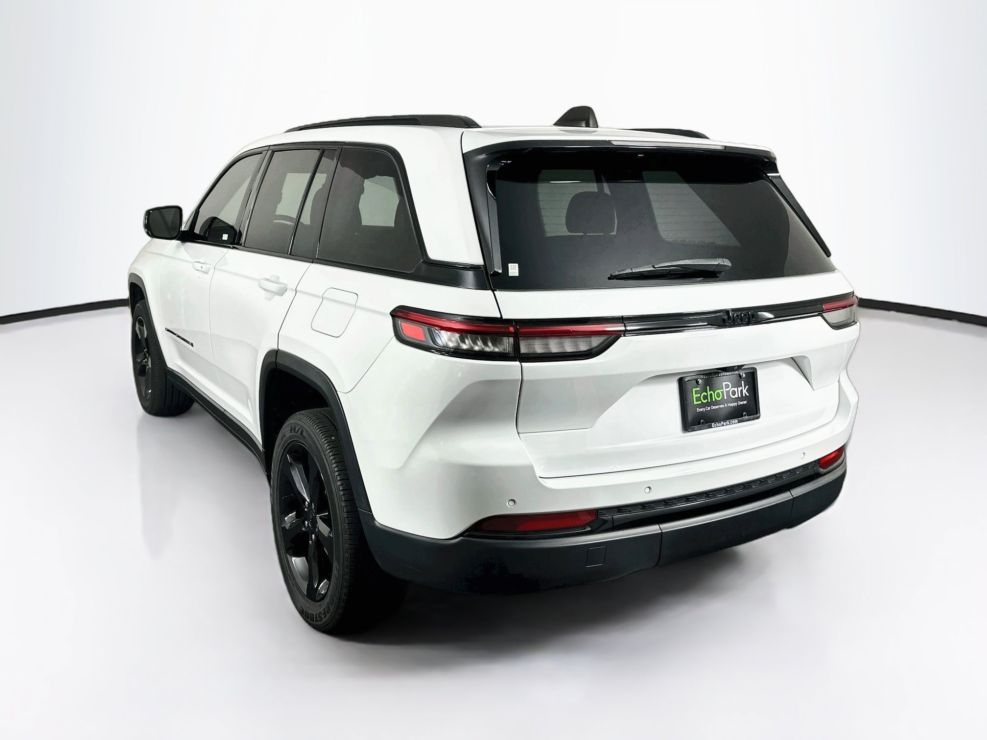 Used 2023 Jeep Grand Cherokee Altitude RWD image 5