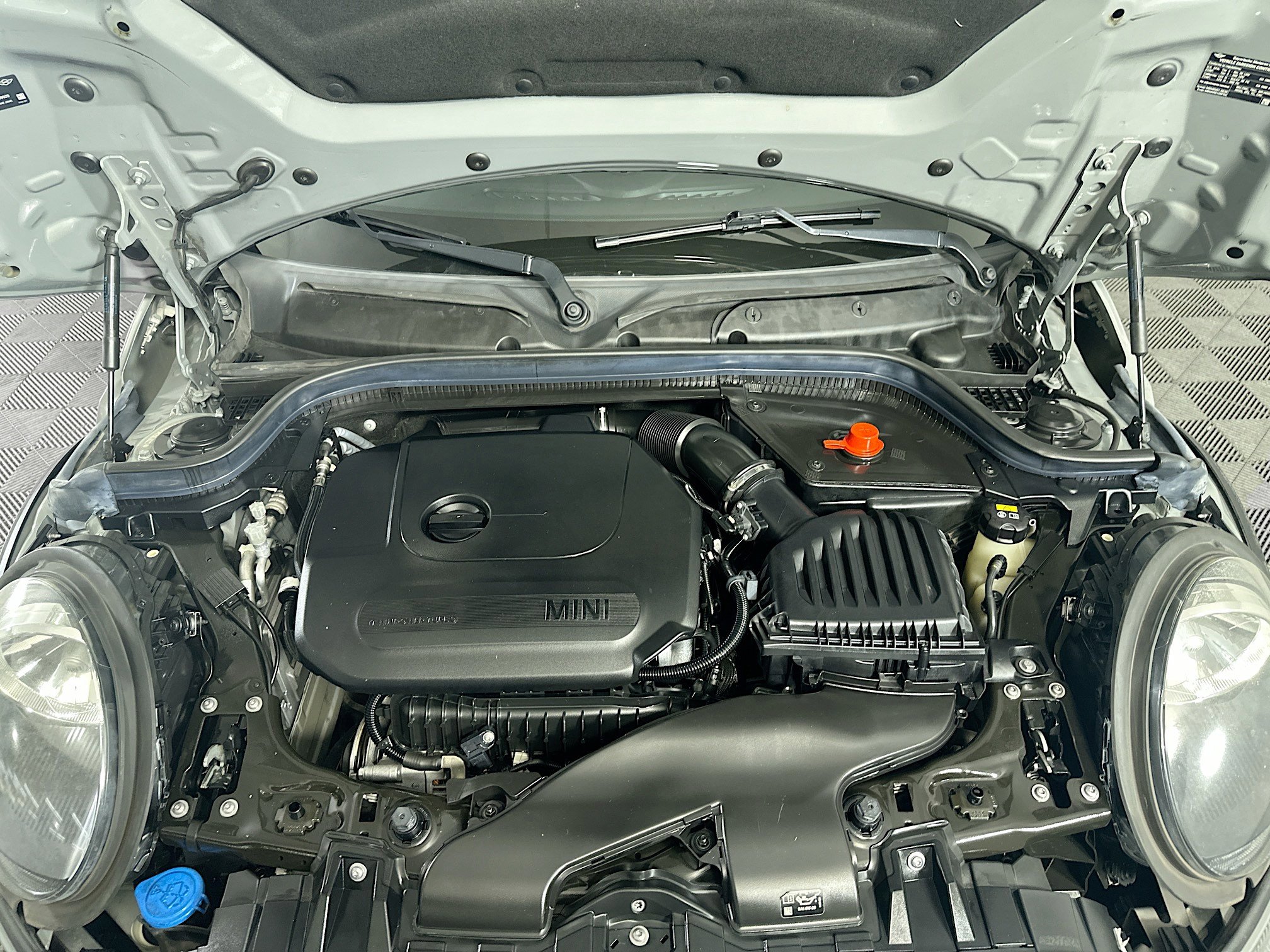 Used 2021 MINI Cooper 2-Door Hardtop w/ Storage Package image 29