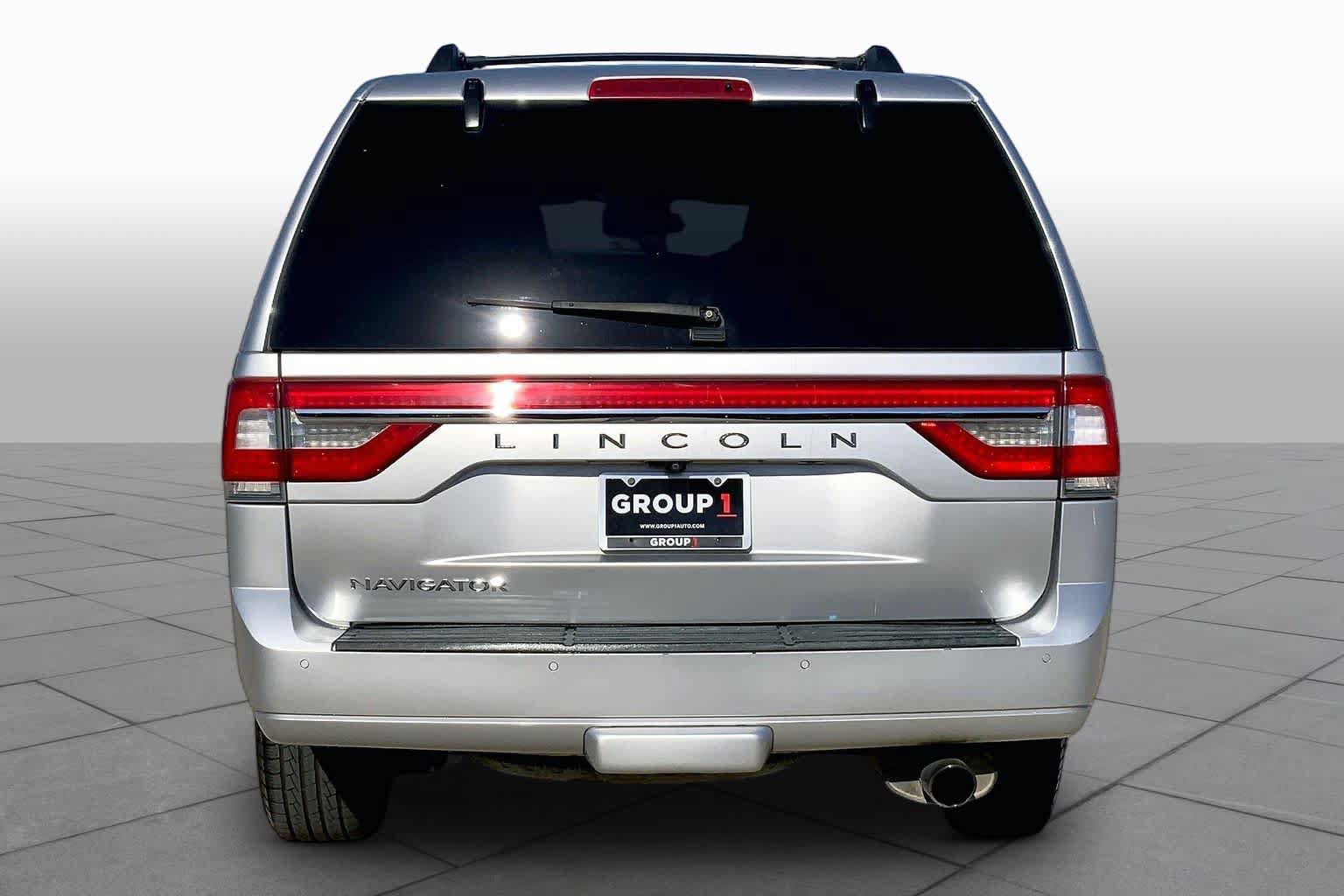 Used 2017 Lincoln Navigator Select RWD image 5