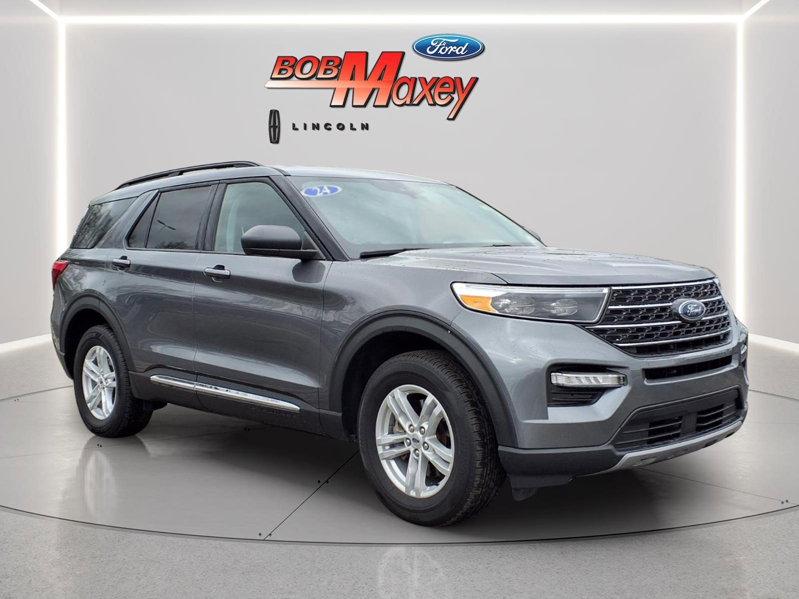 Used 2024 Ford Explorer XLT w/ Equipment Group 202A AWD/4WD image 3