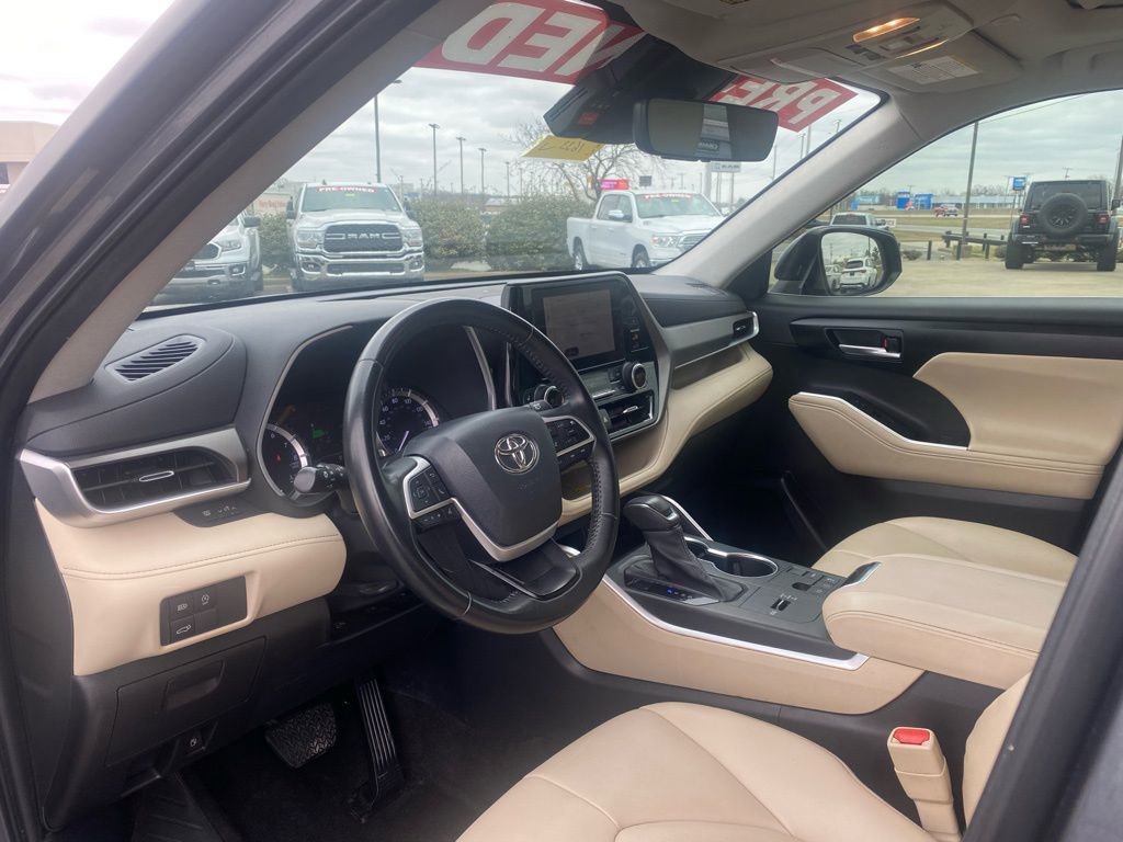 Used 2023 Toyota Highlander XLE image 9