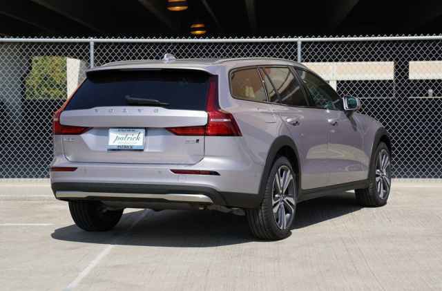 New 2026 Volvo V60 B5 Cross Country Plus w/ Climate Package image 4