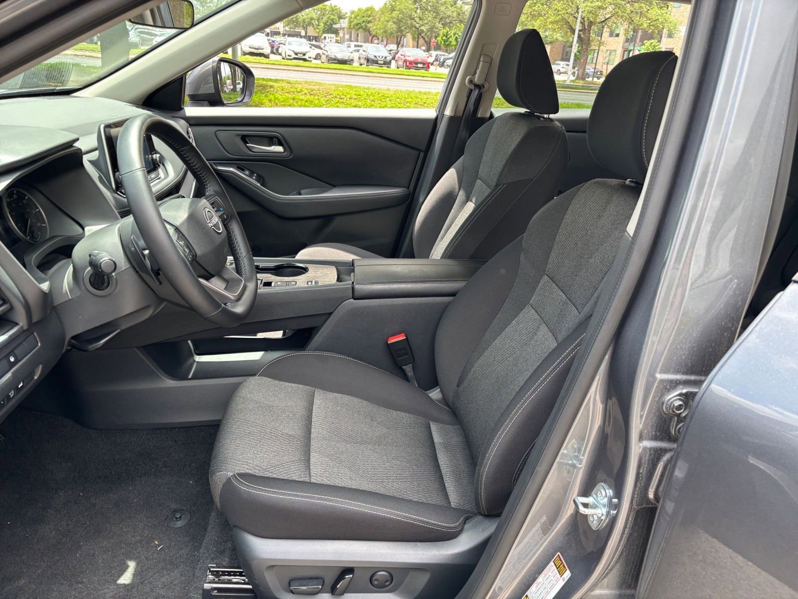 Used 2025 Nissan Rogue SV FWD image 31