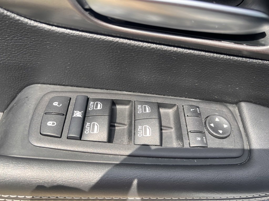 Used 2025 Chrysler Pacifica Select image 12