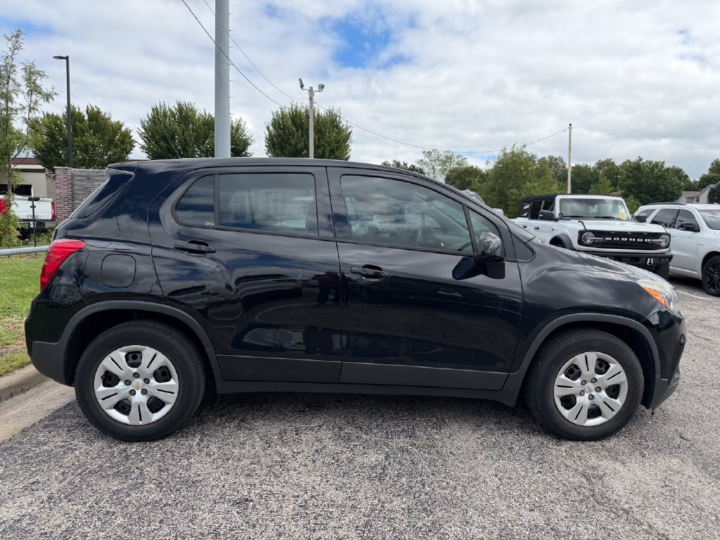 Used 2018 Chevrolet Trax LS FWD image 2